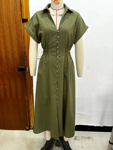 Dettaglio di un abito a camicia verde militare a maniche corte con bottoni e vita a pieghe