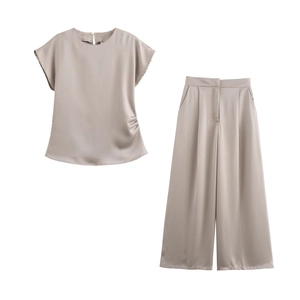 Elegante completo da donna in raso con top a maniche corte e pantaloni larghi