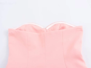 Dettaglio del top a fascia rosa con scollo a cuore e strisce di silicone antiscivolo interne