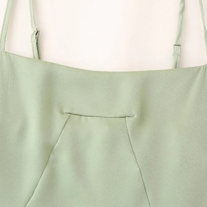 Robe d'été en satin vert menthe pour femmes avec fines bretelles réglables et taille ajustée