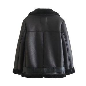 Veste femme en similicuir noir avec bordure en peluche et coutures au dos détaillées
