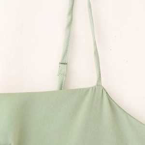 Robe en satin vert clair pour femme avec fines bretelles réglables et texture soyeuse