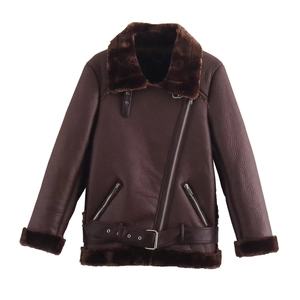 Veste motard en cuir marron foncé pour femme avec col en fourrure et ceinture, vue de face