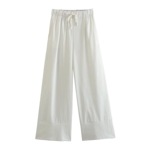 Détail d'un pantalon en lin blanc à taille haute avec cordon de serrage élastique confortable
