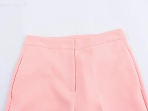 Dettaglio vita di pantaloni a zampa rosa a vita alta con cerniera nascosta e tasche laterali