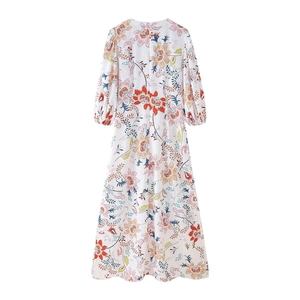 Rückansicht eines sommerlichen Maxi-Blumenkleids mit Laternenärmeln und Reißverschluss