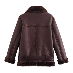 Vue détaillée du dos d'une veste aviateur marron avec texture cuir et doublure en peluche