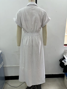 Vista posteriore di un abito a camicia bianca con maniche corte e vita elastica alta