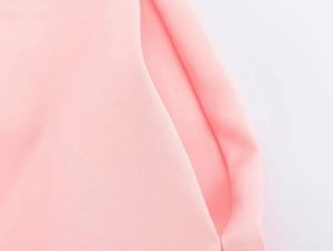 Dettaglio della cucitura e del bordo della tasca su abbigliamento in twill rosa