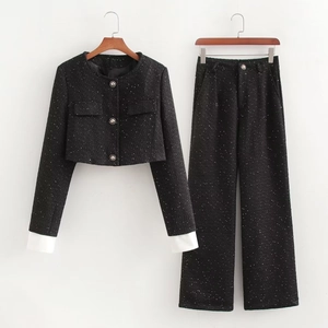 Détails de l'ensemble deux pièces en tweed avec broderie pailletée et boutons en métal