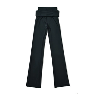 Damenhose in Schwarz mit hoher Taille, Cut-out-Design am Bund und schmaler Passform