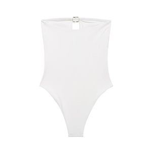 Dettaglio del costume da bagno bianco senza spalline con anello dorato centrale