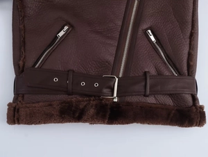 Détail d'un blouson aviateur en similicuir marron avec doublure polaire et ceinture