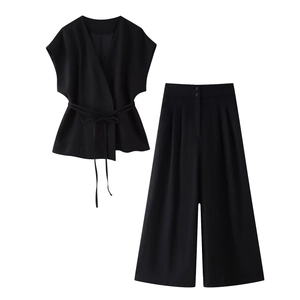 Completo due pezzi da donna in lino nero con top a portafoglio e pantaloni larghi