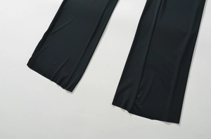 Detail der schwarzen Hose mit weitem Bein, Strickstruktur und lockerem Saumabschluss