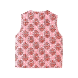 Chaleco acolchado rosa para mujer con estampados florales y ribete blanco en fondo neutro