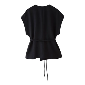 Dettaglio del gilet nero in misto lino con cintura regolabile e scollo rotondo chic