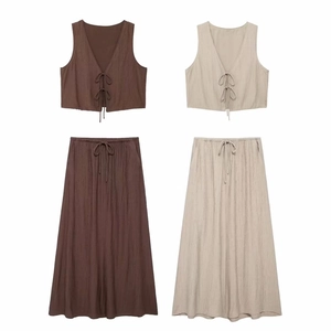Détail de l'ensemble gilet à col en V texturé et jupe longue assortie en marron et beige
