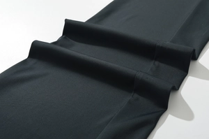 Makro-Detail der hochelastischen schwarzen Stofftextur und Nähte für schmale Hosen