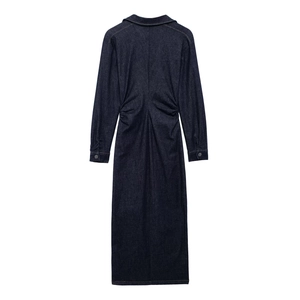 Robe maxi ajustée en denim indigo foncé avec taille plissée et manches longues dos