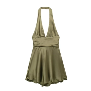 Dettaglio dell'abito halter in raso verde oliva con eleganti pieghe in vita e trama del tessuto