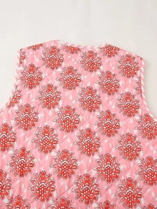 Detalle del chaleco acolchado rosa con estampados de flores rojas y costura única