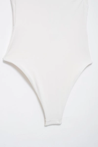 Dettaglio del costume da bagno bianco a vita alta con cuciture piatte e tessuto elastico