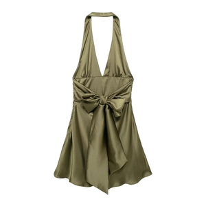 Dettaglio dell'abito halter in raso verde oliva con un grande fiocco decorativo in vita
