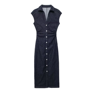 Vue détaillée d'une robe midi sans manches en denim foncé avec des boutons blancs