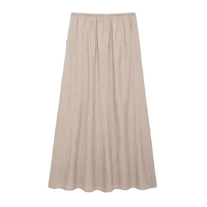 Vue macro détaillée de la jupe midi plissée kaki avec taille élastique et coupe ligne A