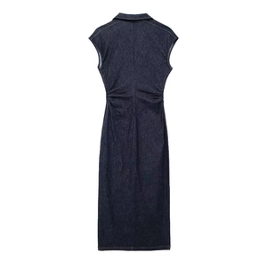 Vue arrière d'une robe midi en jean bleu marine sans manches avec coupe ajustée