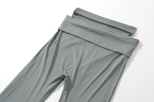 Detailansicht des breiten Umschlagbunds der hochelastischen salbeigrünen Yogahose