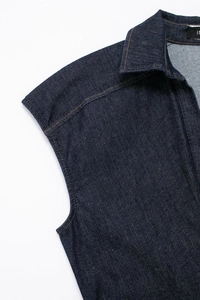 Détail de la robe midi en jean bleu marine avec surpiqûres orange et col classique