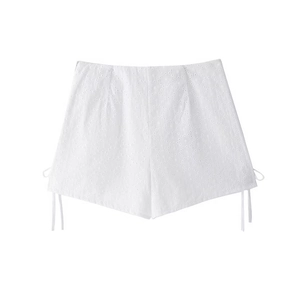 Short taille haute blanc à broderie anglaise avec détails de cordon sur le côté