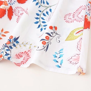 Langes Sommerkleid für Damen mit lebhaftem Blumendruck auf leichtem Chiffon-Stoff