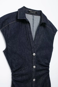 Détails de la robe midi en denim bleu foncé avec col en V, boutons argentés et plis à la taille