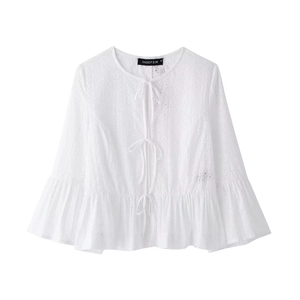 Haut cardigan blanc à broderie anglaise avec nœuds papillon et ourlets à volants