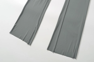 Detailansicht des Saums der grauen Hose mit hoher Elastizität und glattem Faltenwurf