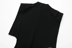 Détail de robe noire sans manches à col montant avec épaulettes et maille extensible