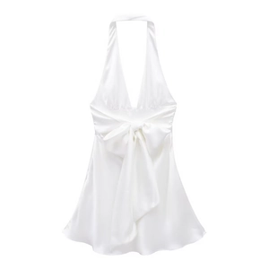 Dettaglio dell'elegante abito bianco in raso con scollo all'americana e grande fiocco in vita