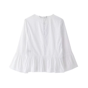 Haut à basque blanc avec broderie anglaise, design ajouré et col rond, vue de dos du vêtement