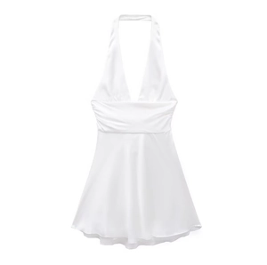 Elegante mini abito bianco in raso con scollo a V profondo e vita a pieghe per donna