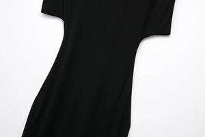 Détail du tissu en maille douce et de la coupe ajustée à la taille de cette robe noire