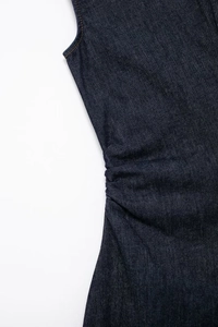 Vue détaillée d'une robe midi en jean bleu foncé avec fronces latérales et coutures dorées