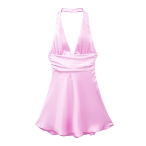 Abito americano in raso rosa con vita a pieghe e silhouette svasata elegante su fondo bianco