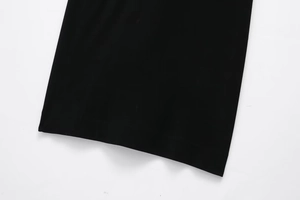Détail de l'ourlet et des coutures précises d'une robe d'été noire en maille ajustée