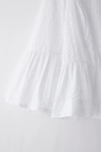 Détail de la broderie anglaise blanche et des volants sur ce short d'été chic