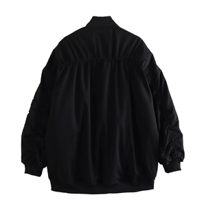 Vue arrière du blouson aviateur noir avec coutures froncées et finitions côtelées