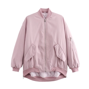Blouson aviateur rose pour femme avec col côtelé et poche utilitaire sur la manche gauche