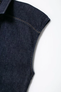 Gros plan du tissu de robe midi en denim indigo avec coutures contrastées et col détaillé